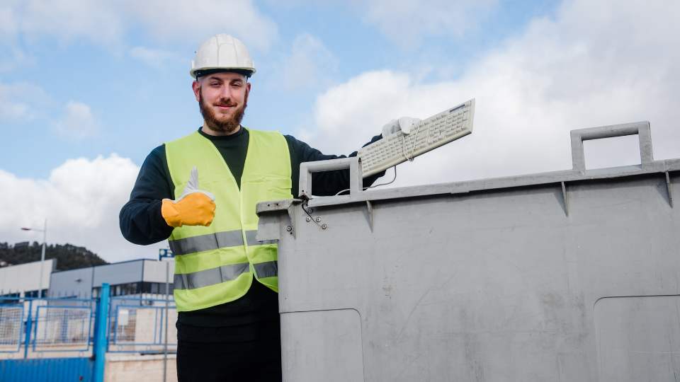 waste bin worker