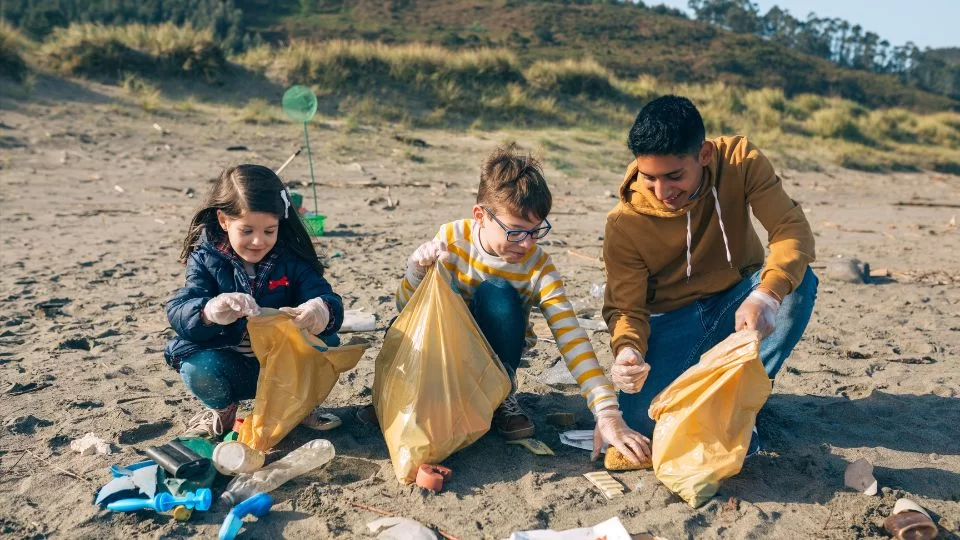 Kids picking up litter fromthe beach