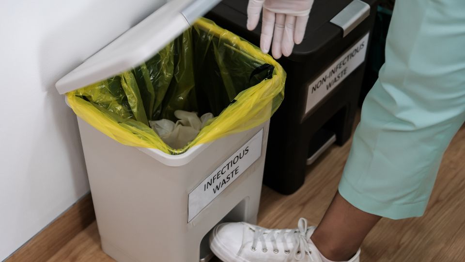 Clinical infectious waste bin